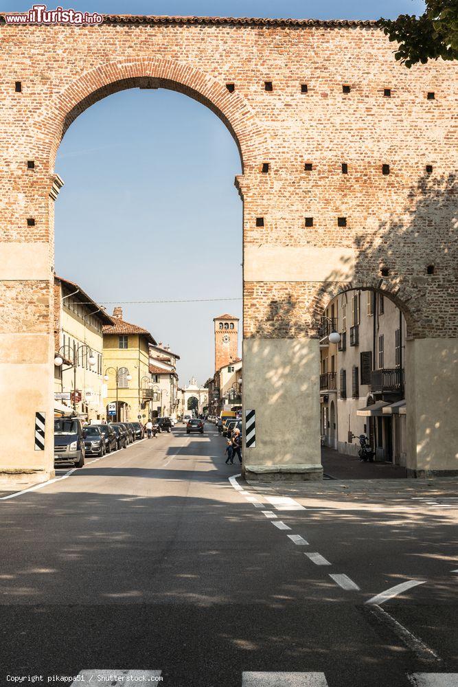 Immagine L'arco di Porta Narzole a Cherasco, provincia di Cuneo (Piemonte) - © pikappa51 / Shutterstock.com