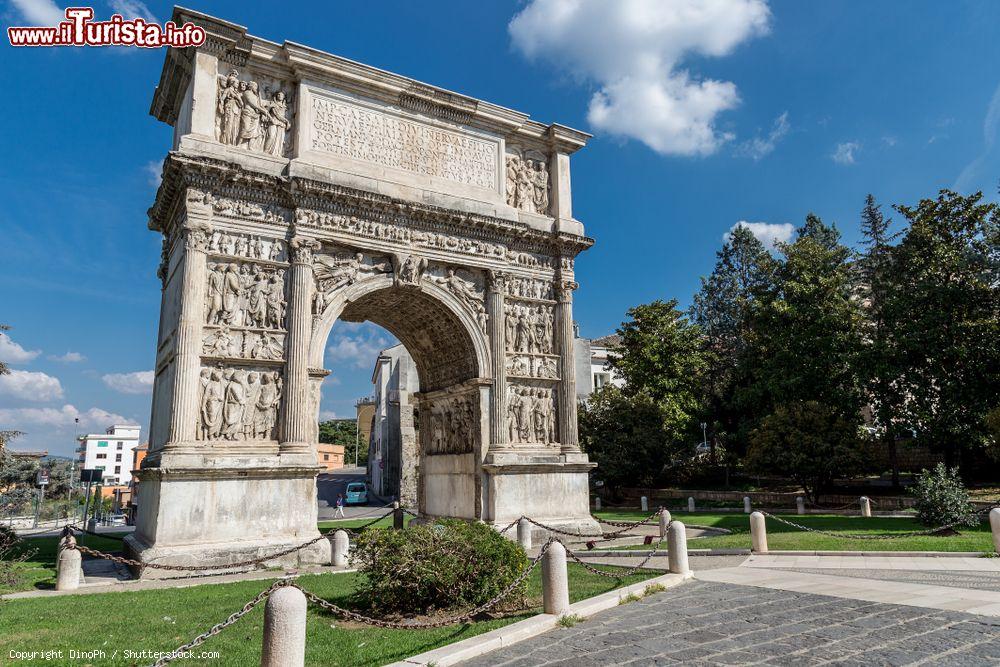 Immagine L'arco di Traiano in centro a Benevento, in Campania - © DinoPh / Shutterstock.com