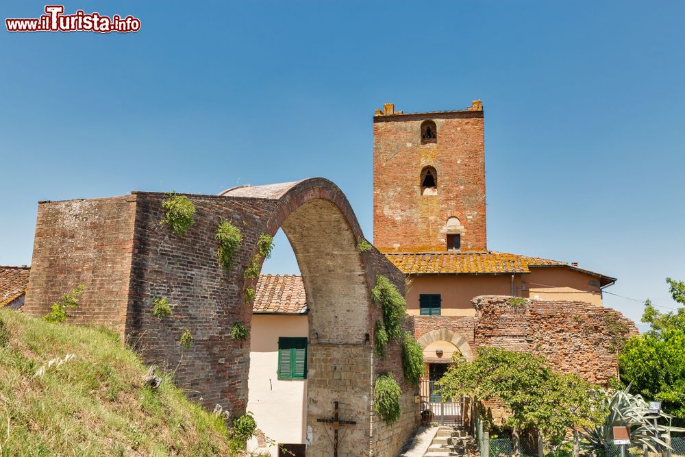 Immagine L'arco medievale Castruccio Castracani in centro a Montopoli in Toscana