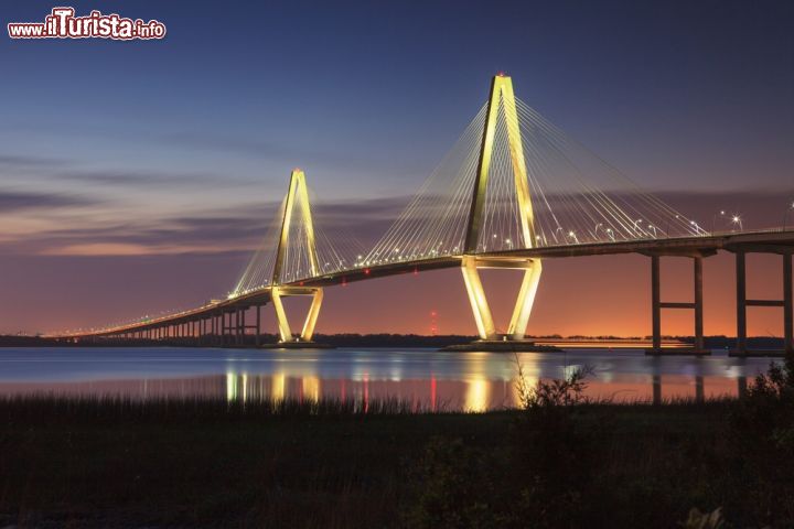 Immagine L'Arthur Ravenel Jr. Bridge illuminato al tramonto. È il principale ponte ponte della città di Charleston, South Carolina - foto © Cvandyke/ Shutterstock.com