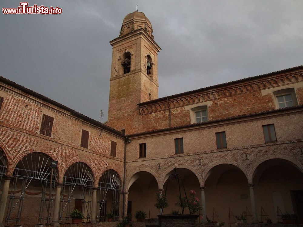 Immagine Il Chiostro di S. Agostino in centro a Mondolfo nelle Marche - © Diego Baglieri - CC BY-SA 4.0, Wikipedia