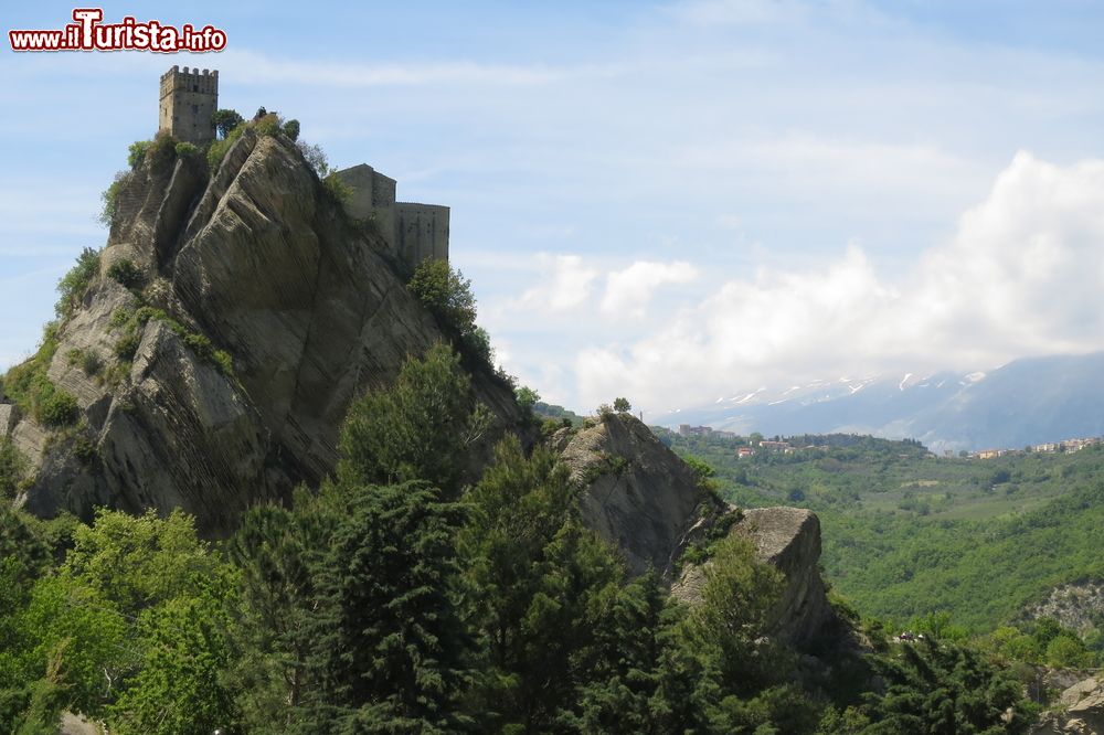 Immagine L'imponente castello sulle rocce di Roccascalegna in Abruzzo