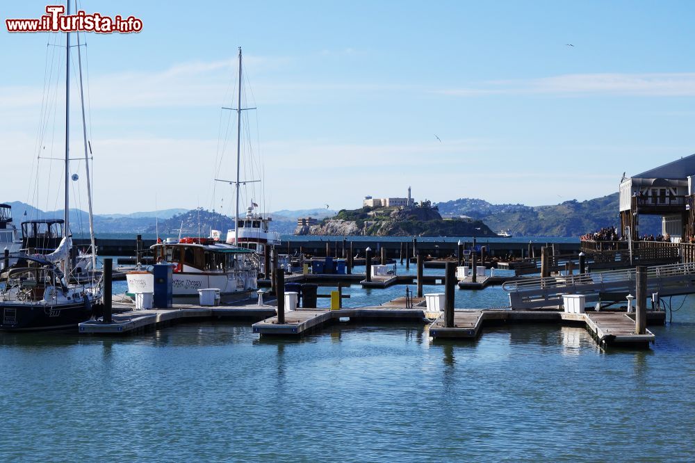 Immagine L'isola di Alcatraz fotografata dalla marina di San Francisco, California.