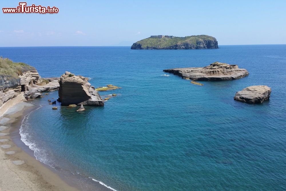 Immagine L'Isola di Santo Stefano vista da Cala Nave, celebre spiagga di Ventotene nel Lazio