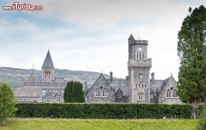 Immagine L'Abbazia Benedettina di Fort Augustus, Scozia -  edificata nel 1874, questa abbazia venne presto adibita non solo a monastero per i benedettini, ma anche a scuola per i ricchi abitanti della zona. Poco più di un secolo dopo però, la struttura venne chiusa e riaperta in seguito in veste di esclusivo hotel e club, con una memorabile vista sul Lago Ness. - © chbaum / Shutterstock.com