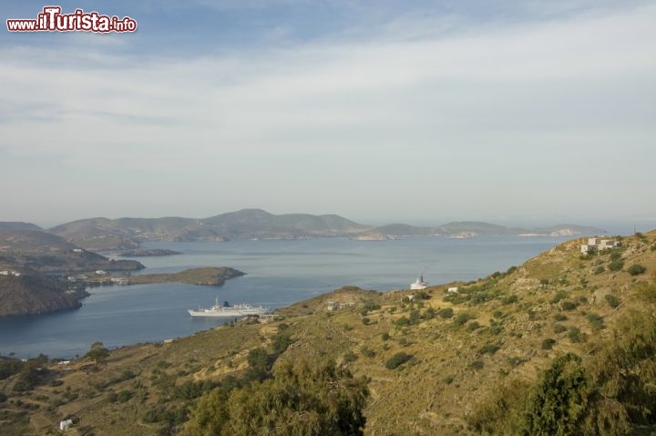 Immagine La baia di Skala si trova sull'isola di Patmos, una delle principali isole del Dodecanneso, in Grecia - © Pierdelune / Shutterstock.com