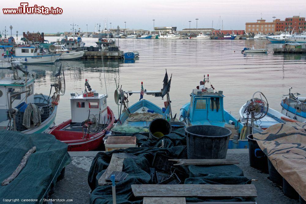 Immagine La baia di Anzio (Roma) fotografata durante il crepuscolo serale - © canbedone / Shutterstock.com