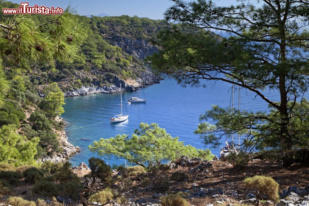 Immagine La baia di Marmaris, Turchia. E' un incantevole angolo sul Mediterraneo che offre non solo splendide spiagge e località naturali ma anche un territorio che nulla ha da invidiare ai migliori luoghi turistici internazionali.