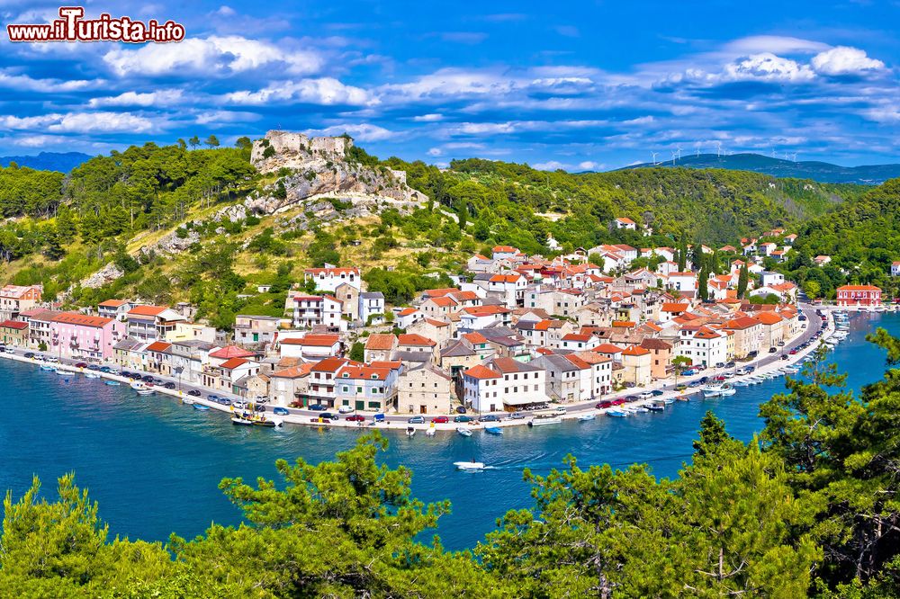 Immagine La baia di Novigrad, Croazia. Negli anni è diventata un'interessante destinazione per turisti provenienti da tutto il mondo.