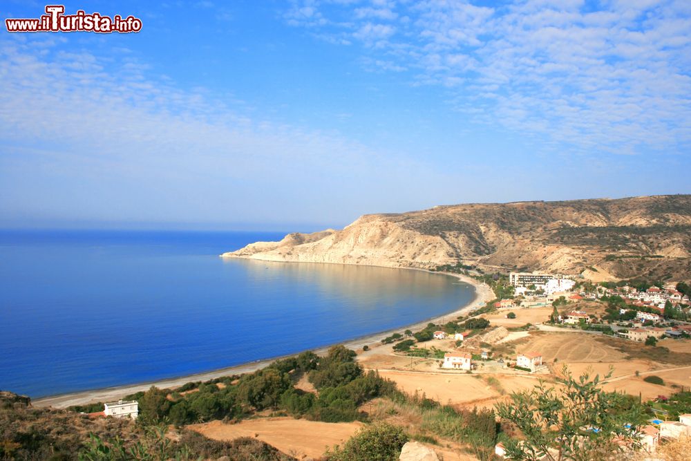 Immagine La baia di Pissouri vista da un'altura dell'isola di Cipro. Nonostante negli ultimi anni il turismo sia notevolmente aumentato a Pissouri, questa località è comunque riuscita a mantenere intatta la sua atmosfera più autentica.