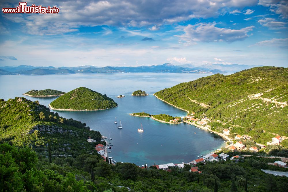 Immagine La baia di Prozurska Luka sull'isola di Mljet, Croazia. Racchiusa fra montagne che formano un anfiteatro verde, questa graziosa baia si trova 5 km a est della località di Sobra.