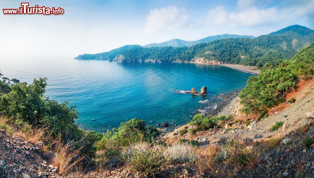 Immagine La baia selvaggia nei pressi del villaggio di Tekirova, distretto di Kemer, Turchia.