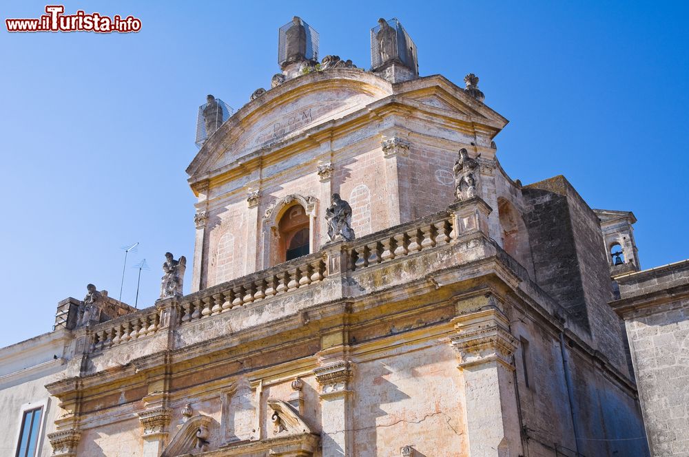 Immagine La balaustra della chiesa della Madonna del Carmine a Manduria, Puglia, Italia. 