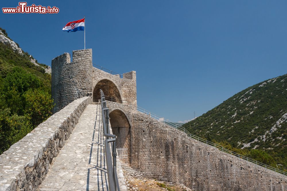 Immagine La bandiera croata sventola sulle mura fortificate di Ston, Croazia.