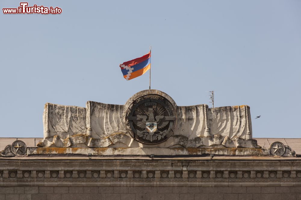 Immagine La bandiera della piccola repubblica di Nagorno Karabakh. Situata nel Caucaso meridionale, questa storica regione si è autoproclamata indipendente dall'Azerbaijan il 6 gennaio 1992.