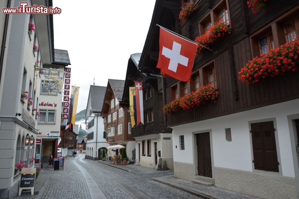 Immagine La bandiera svizzera in un edificio del centro cittadino di Andermatt.