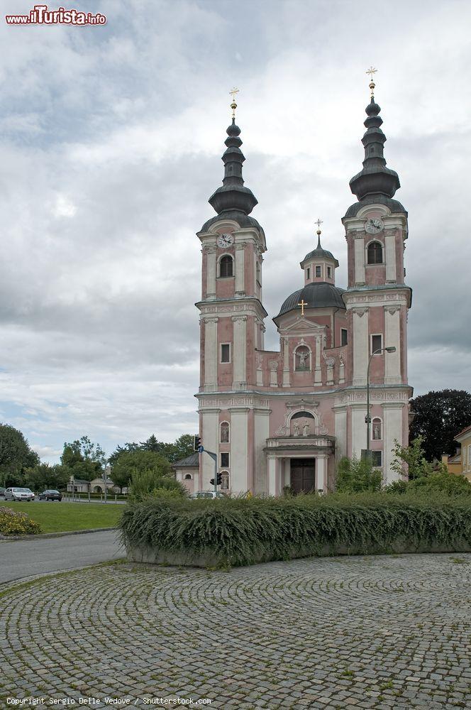 Immagine La barocca Heiligenkreuz di Villach, Austria. E' uno degli edifici di culto più importanti della città - © Sergio Delle Vedove / Shutterstock.com