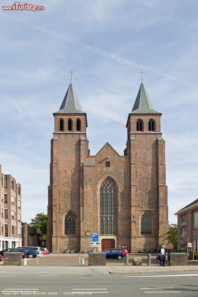 Immagine La basilica con due campanili di St. Walburga a Arnhem (Olanda) - © Ronald Wilfred Jansen / Shutterstock.com