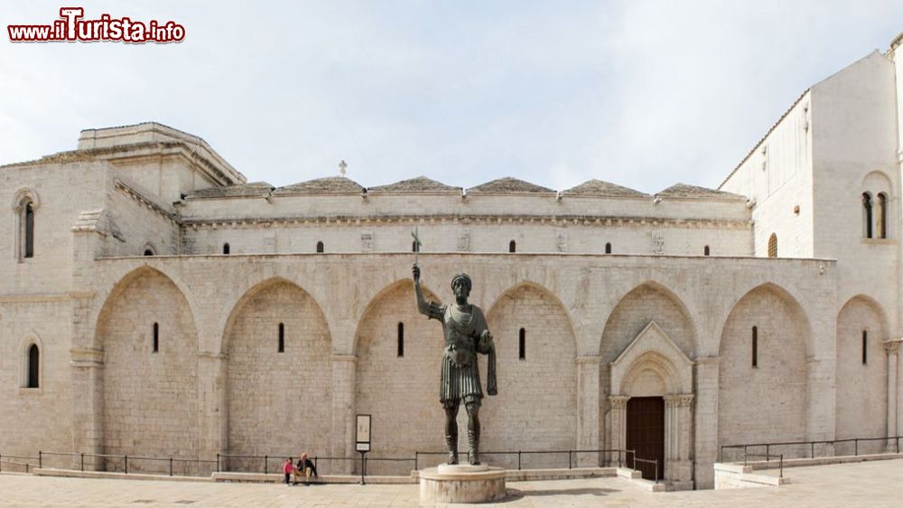 Immagine La Basilica del Santo Sepolcro a Barletta, Puglia. Il primo documento che attesta l'esistenza di questo edificio religioso risale al 1130. E' stata meta di transito per i pellegrini diretti in Terra Santa e per i crociati in viaggio verso Gerusalemme.