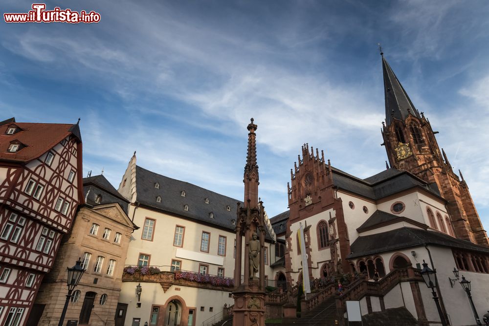 Immagine La basilica di Aschaffenburg, Germania, con alcuni palazzi storici nella principale piazza cittadina.