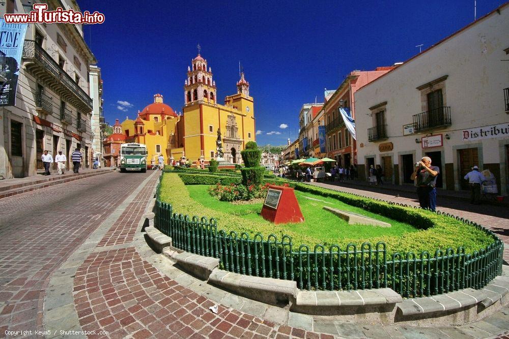 Immagine La basilica di Guanajuato, Messico. Una bella immagine scattata in una giornata di sole dalla strada sottostante con turisti e veicoli - © Keya5 / Shutterstock.com