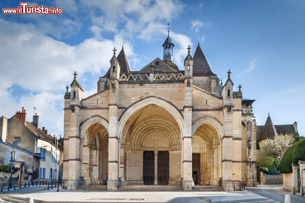 Immagine La basilica di Nostra Signora di Beaune, Borgogna, Francia: questa cheisa del XIII° secolo è caratterizzata da elementi gotici e rinascimentali.