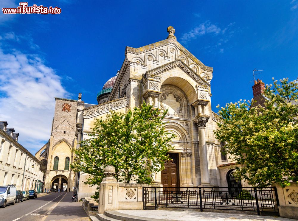 Immagine La basilica di San Martino a Tours, Francia. Distrutta durante la rivoluzione francese, venne ricostruita fra il 1886 e il 1890 su progetto dell'architetto Victor Laloux.