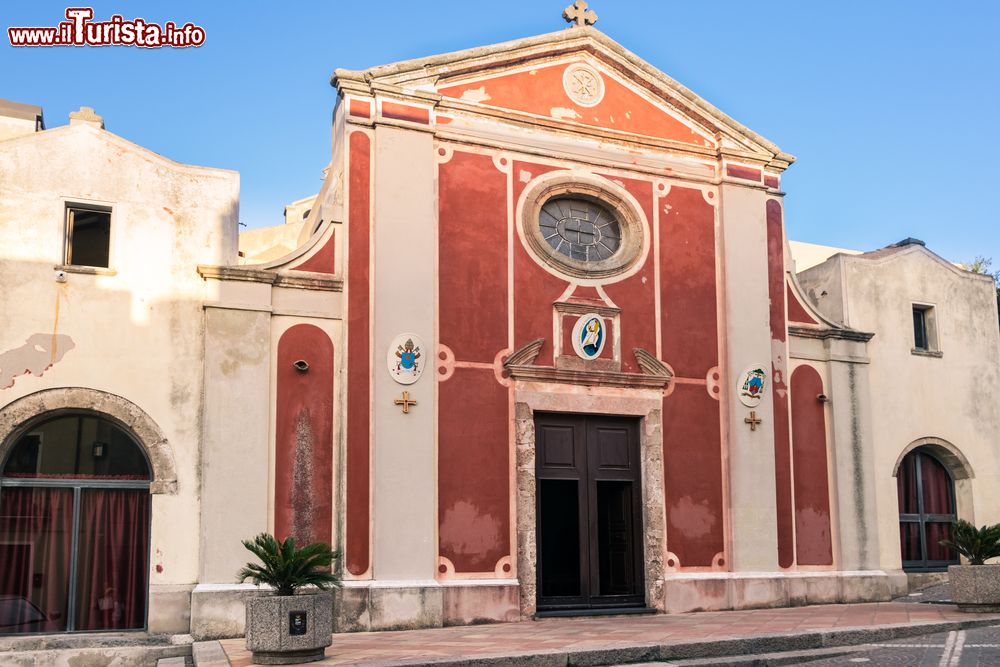 Immagine La Basilica di Sant'Antioco Martire è una chiesa bizantina: siamo nel borgo dell'omonima isola di Sant'Antioco in Sardegna