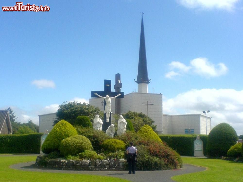 Immagine La Basilica Mariana di Knock in Irlanda - © Paul Cowan - CC BY-SA 2.0, Wikipedia