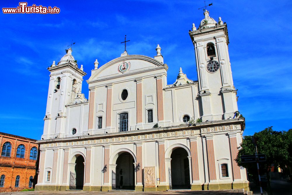 Immagine La bella cattedrale di Nostra Signora dell'Assunzione a Asuncion, Paraguay, in una giornata estiva.