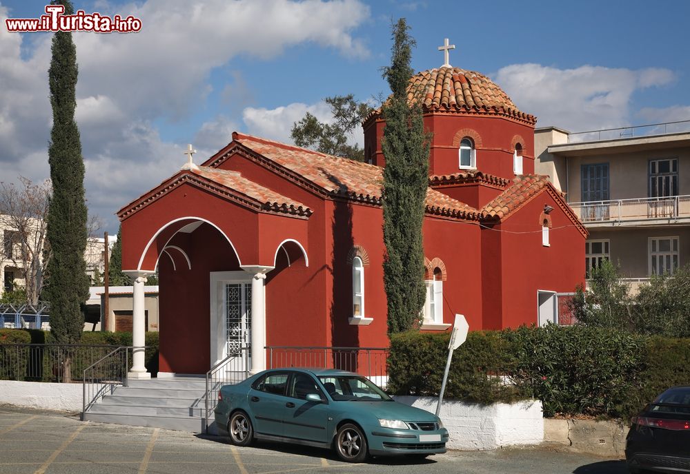 Immagine La bella chiesa di Saint Panteleimonas a Limassol, Cipro. Il centro storico di questa cittadina è un susseguirsi di edifici antichi e edifici religiosi. Questa chiesetta, dalla facciata color rosso cotto, si presenta con un ingresso sovrastato da due colonnine bianche.