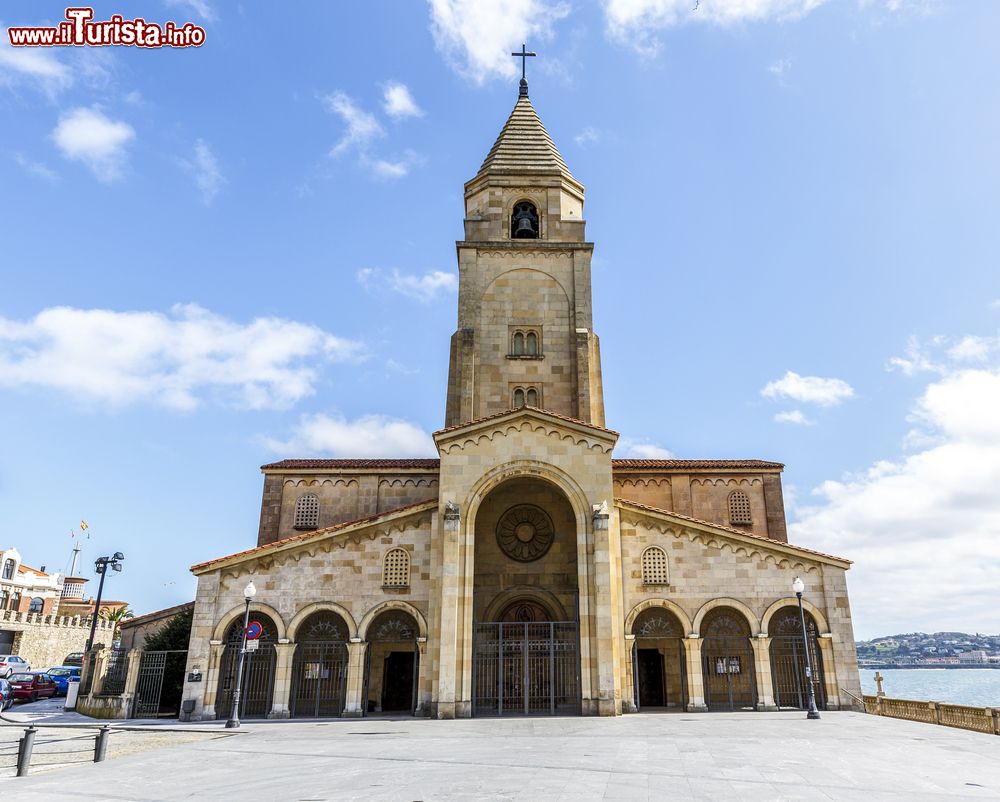 Immagine La bella chiesa di San Pedro a Gijon, Asturie, Spagna. Sorge a Campo Valdés ai piedi del quartiere di Cimadevilla, a un'estremità della spiaggia di San Lorenzo.