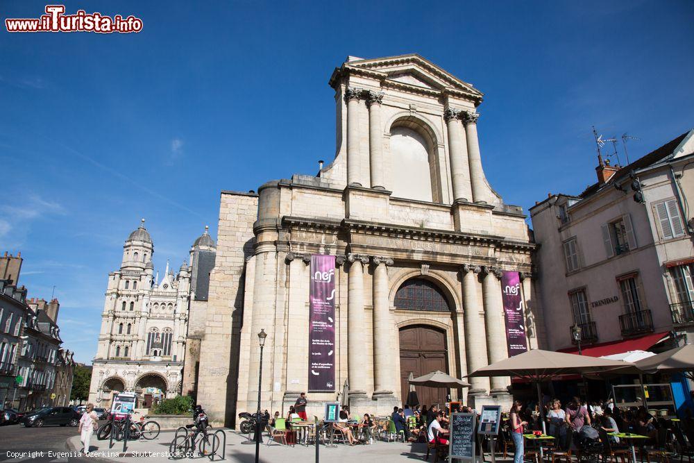 Immagine La bella chiesa di Santo Stefano a Digione, Francia. Abbandonata nel 1731, questa chiesa è occupata dalla Camera di Commercio ed è anche sede del museo Rude - © Evgeniia Ozerkina / Shutterstock.com