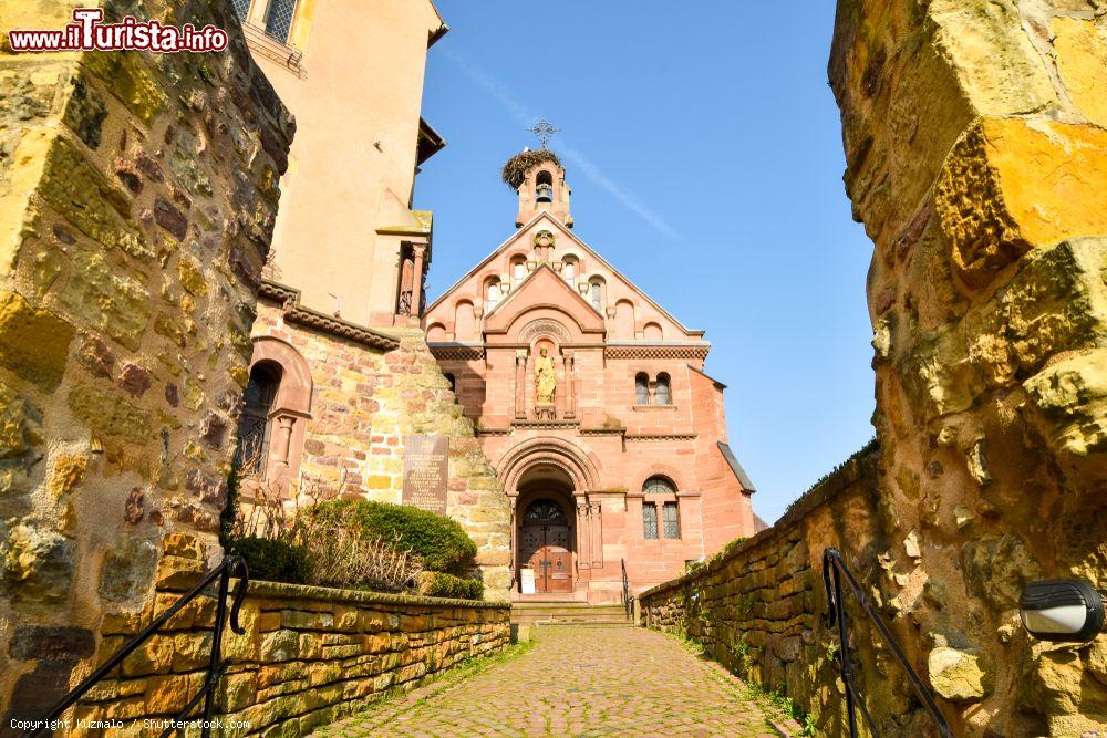 Immagine La bella chiesetta di San Leone a Eguisheim, Francia: si tratta di un ex castello cittadino - © Kuzmalo / Shutterstock.com