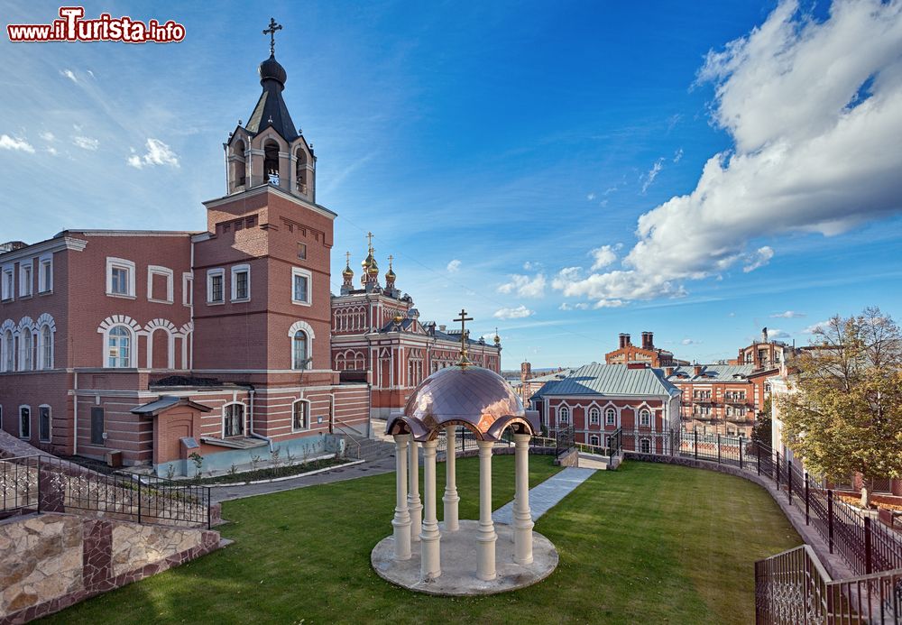 Immagine La bella costruzione religiosa di Iversky a Samara, Russia. Di rito ortodosso, sorge difronte alla famosa birreria Zhiguli.