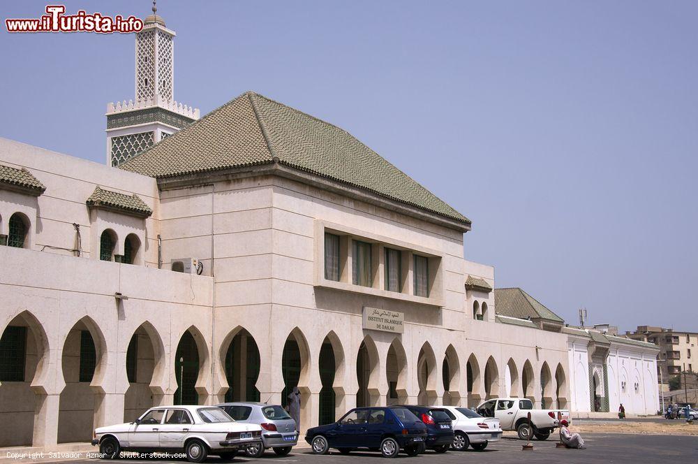 Immagine La bella facciata dell'Istituto di Studi Islamici a Dakar, Senegal - © Salvador Aznar / Shutterstock.com