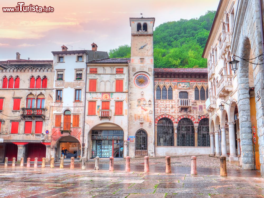 Immagine La bella Piazza Marcantonio Flaminio a Serravalle, Vittorio Veneto, Treviso: spicca la sua forma regolare e la pavimentazione in pietra d'Istria.