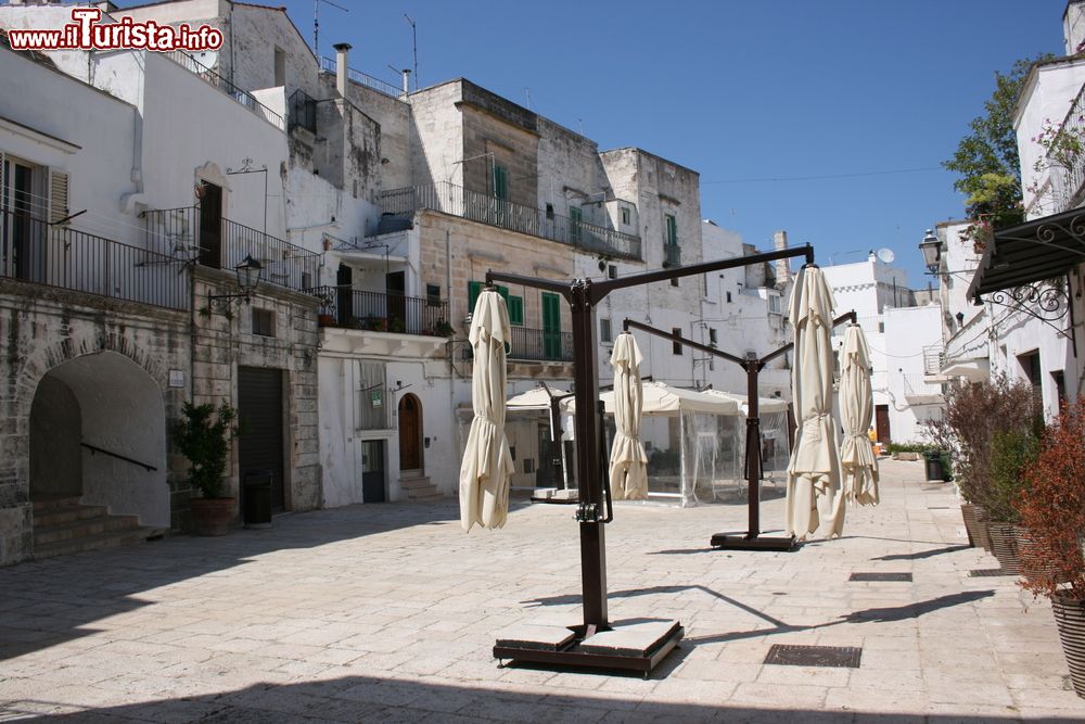 Immagine La bella Piazza Pellegrino Rossi a Cisternino, Puglia.