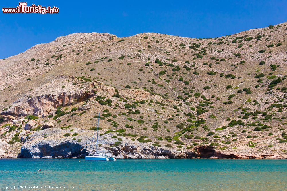 Immagine La bella spiaggia di Galisssas lambita dall'Egeo, isola di Syros, Grecia - © Nick Pavlakis / Shutterstock.com