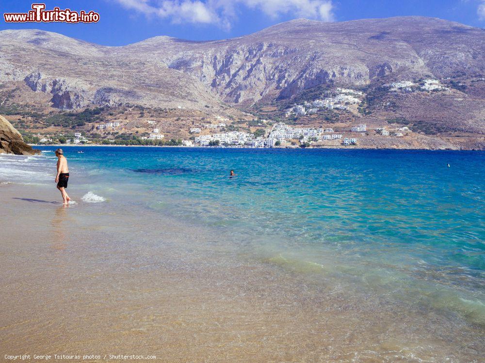 Immagine La bella spiaggia di Psili Ammos sull'isola di Amorgo, Grecia. E' lambita delle acque cristalline dell'Egeo - © George Tsitouras photos / Shutterstock.com