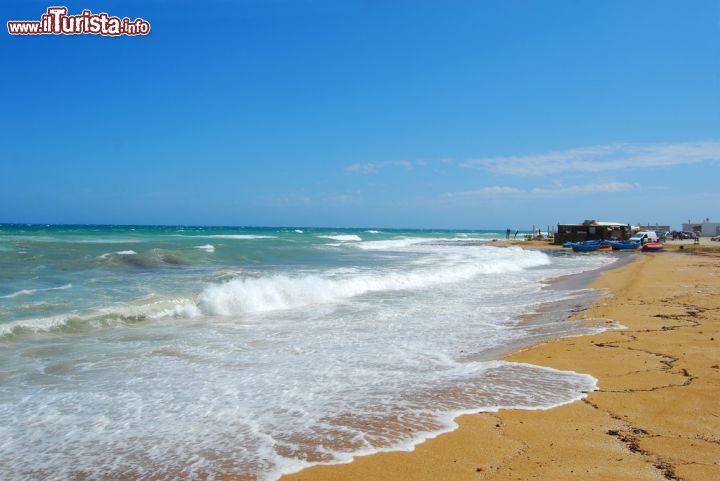 La Bella Spiaggia Sabbiosa Di Torre Canne In Foto