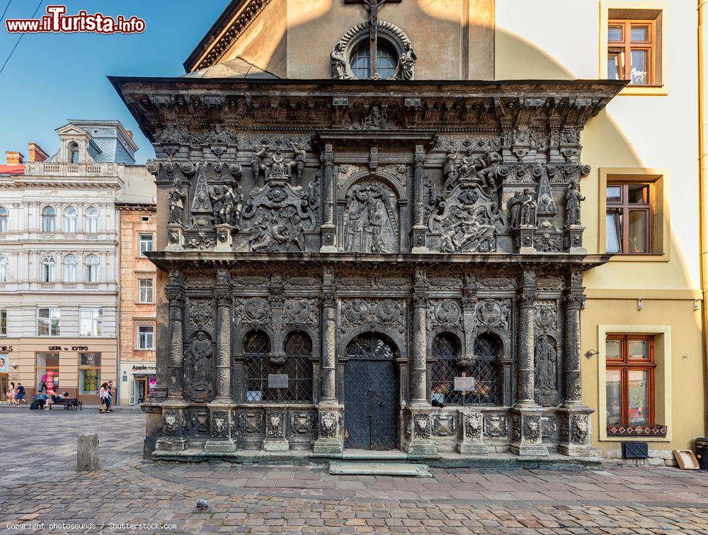 Immagine La Boim Chapel nella città di Lviv, Ucraina. Costruito fra il 1609 e il 1615 questo monumento religioso fa parte del centro storico di Lviv, dichiarato Patirmonio dell'Umanità dall'Unesco. Si trova in Piazza Duomo. Fu il mercante Georgy Boim a ordinare la costruzione di questa cappella come luogo di sepoltura per la propria famiglia - © photosounds / Shutterstock.com