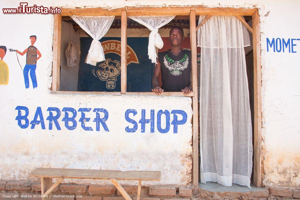 Immagine La bottega di un barbiere nei pressi di Lilongwe, Malawi, con la facciata decorata - © Andrea Willmore / Shutterstock.com