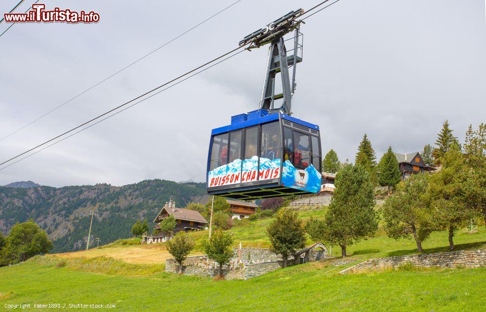 Immagine La cabinovia che collega Buisson a Chamois, Valle d'Aosta. La caratteristica di questo villaggio è di essere l'unico in Italia non raggiungibile dalle automobili seppur situato sulla terraferma - © faber1893 / Shutterstock.com