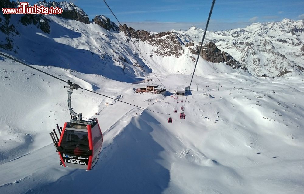 Immagine La cabinovia Paradiso del Ghiacciaio Presena, comprensorio sciistico Adamello Ski - Ph. Gianni Bulferetti