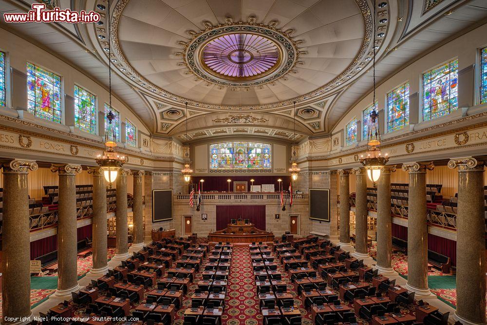 Immagine La Camera dei Rappresentanti al Campidoglio di Jefferson City, Missouri: di grande pregio sono le vetrate istoriate e le colonne in marmo con capitelli decorati - © Nagel Photography / Shutterstock.com