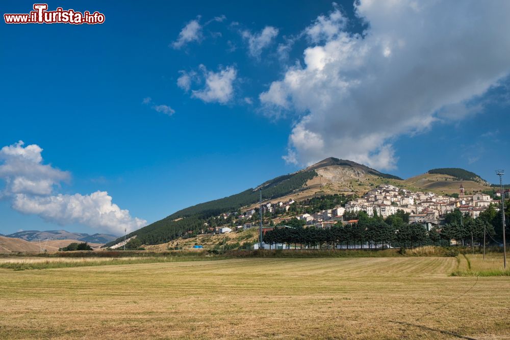 Immagine La campagna di Rivisondoli, Abruzzo, con sullo sfondo il borgo fortificato e le sue case.