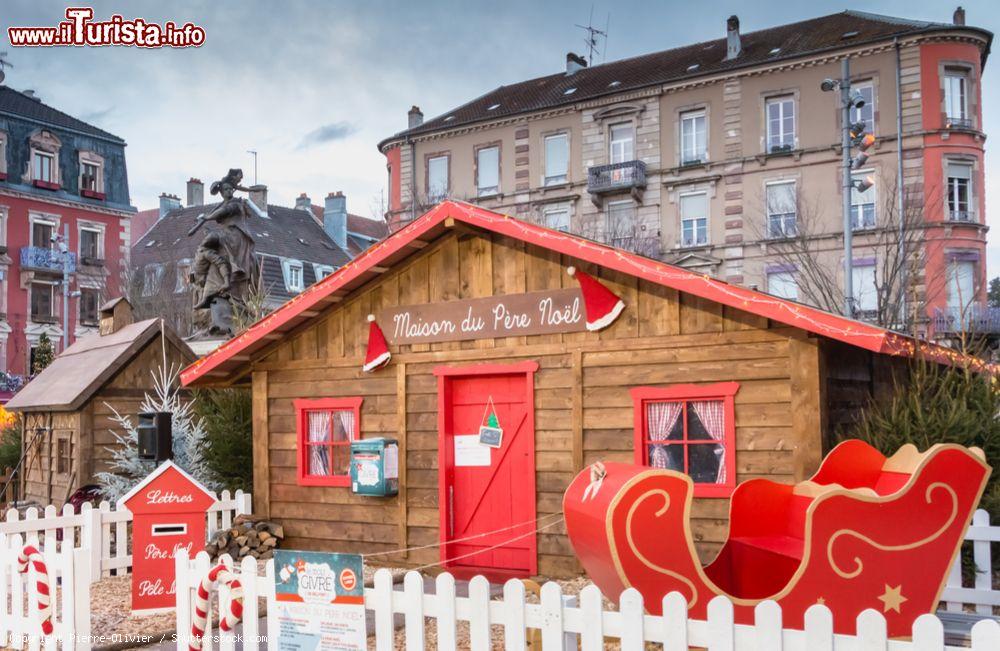 Immagine La capanna in legno di Babbo Natale al mercato natalizio di Belfort, Francia - © Pierre-Olivier / Shutterstock.com