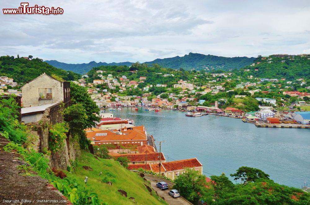 Immagine La capitale di Grenada, St.George's, con il suo litorale affacciato nel Mare dei Caraibi - © EQRoy / Shutterstock.com