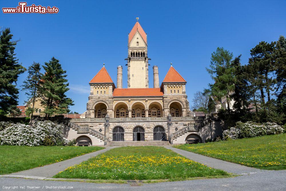 Immagine La cappella del South Cemetery di Lipsia, Germania: il nome originale era Suedfriedhof - © Val Thoermer / Shutterstock.com